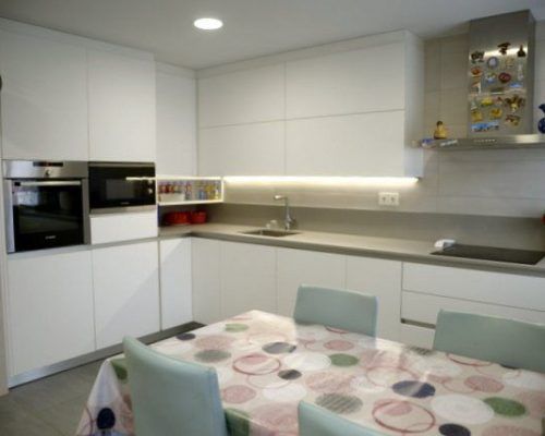Cocina reformada con muebles de fresno blanco en Irurtzun