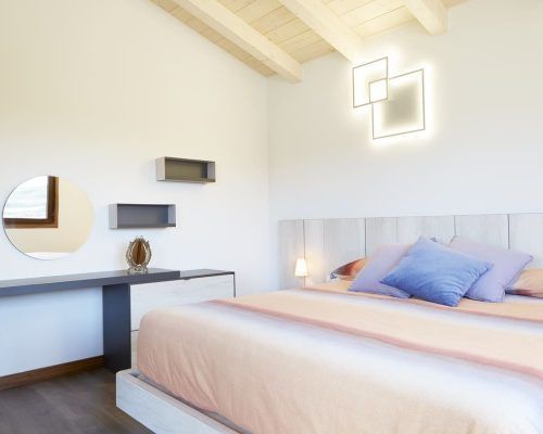 Salones y mobiliario de estar con acabados nogal y roble en Pascual Muebles